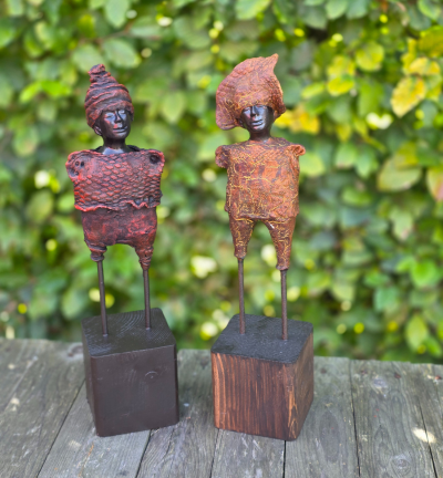 Houtenblok met 2 pinnen 9 x 9 cm hoogte 9,5 cm  - pinnen 16,5 cm hoog